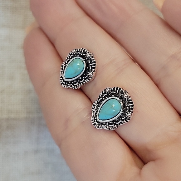 Ear Envy Jewelry - Turquoise Teardrop Stud Earrings